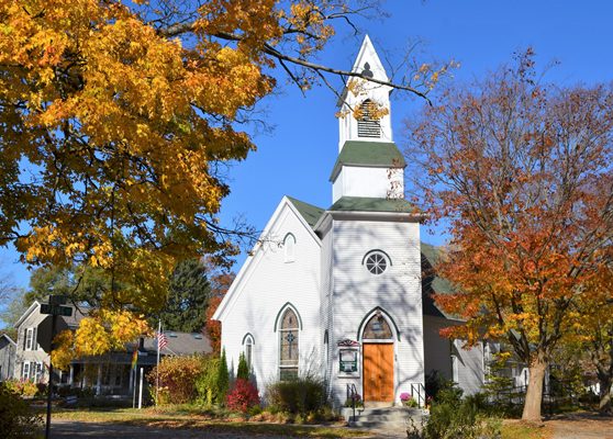 a-beautiful-church-in-small-town-usa-in-the-fall-G3CF63R